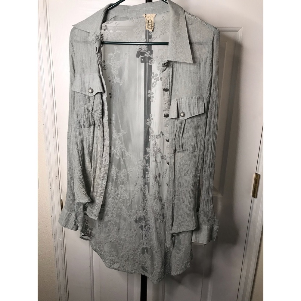 gimmicks sheer button up top